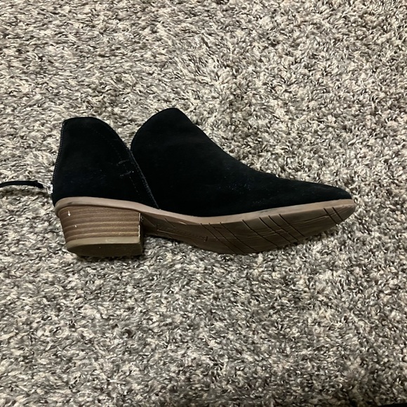 Kenneth Cole Reaction black faux suede, low heel ankle booties. Size 7.5 - Picture 3 of 6